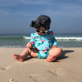 beba sa naocarama na plazi